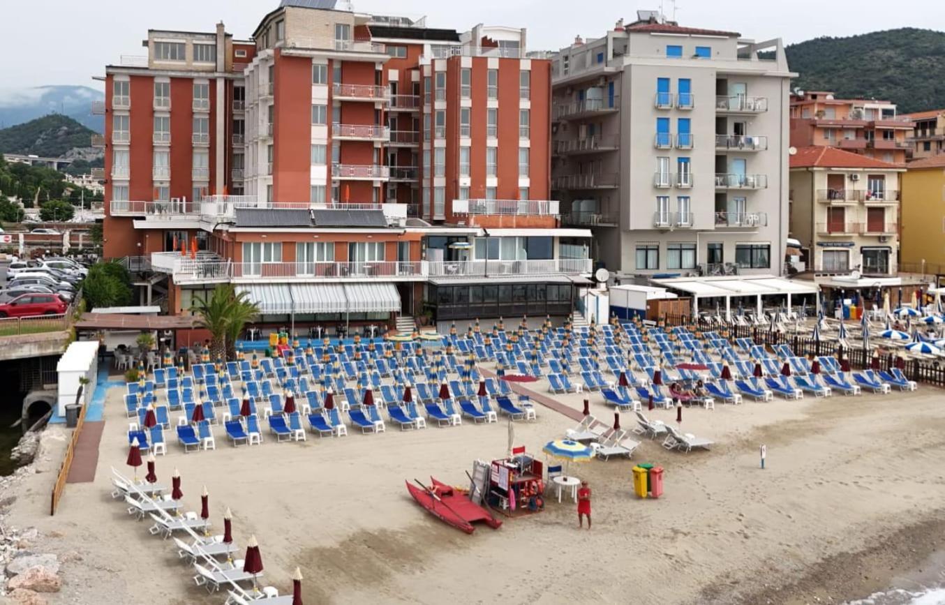 Hotel & Residence Stella Maris Pietra Ligure Bagian luar foto