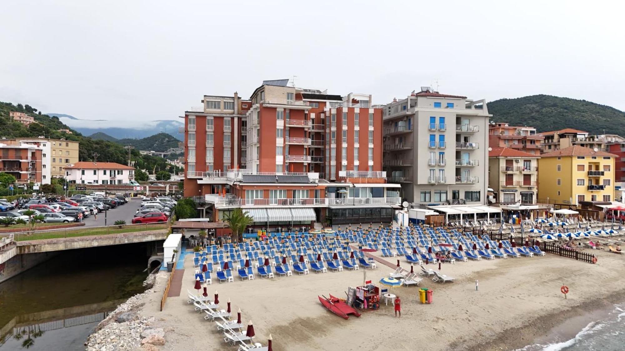 Hotel & Residence Stella Maris Pietra Ligure Bagian luar foto