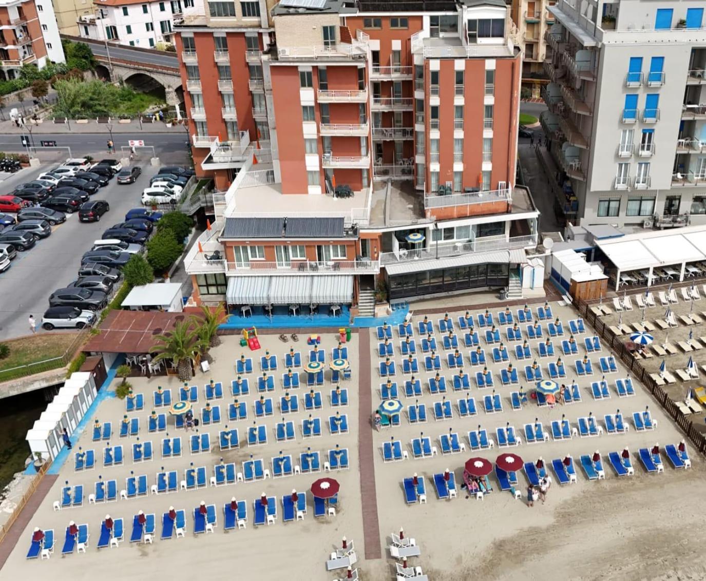 Hotel & Residence Stella Maris Pietra Ligure Bagian luar foto