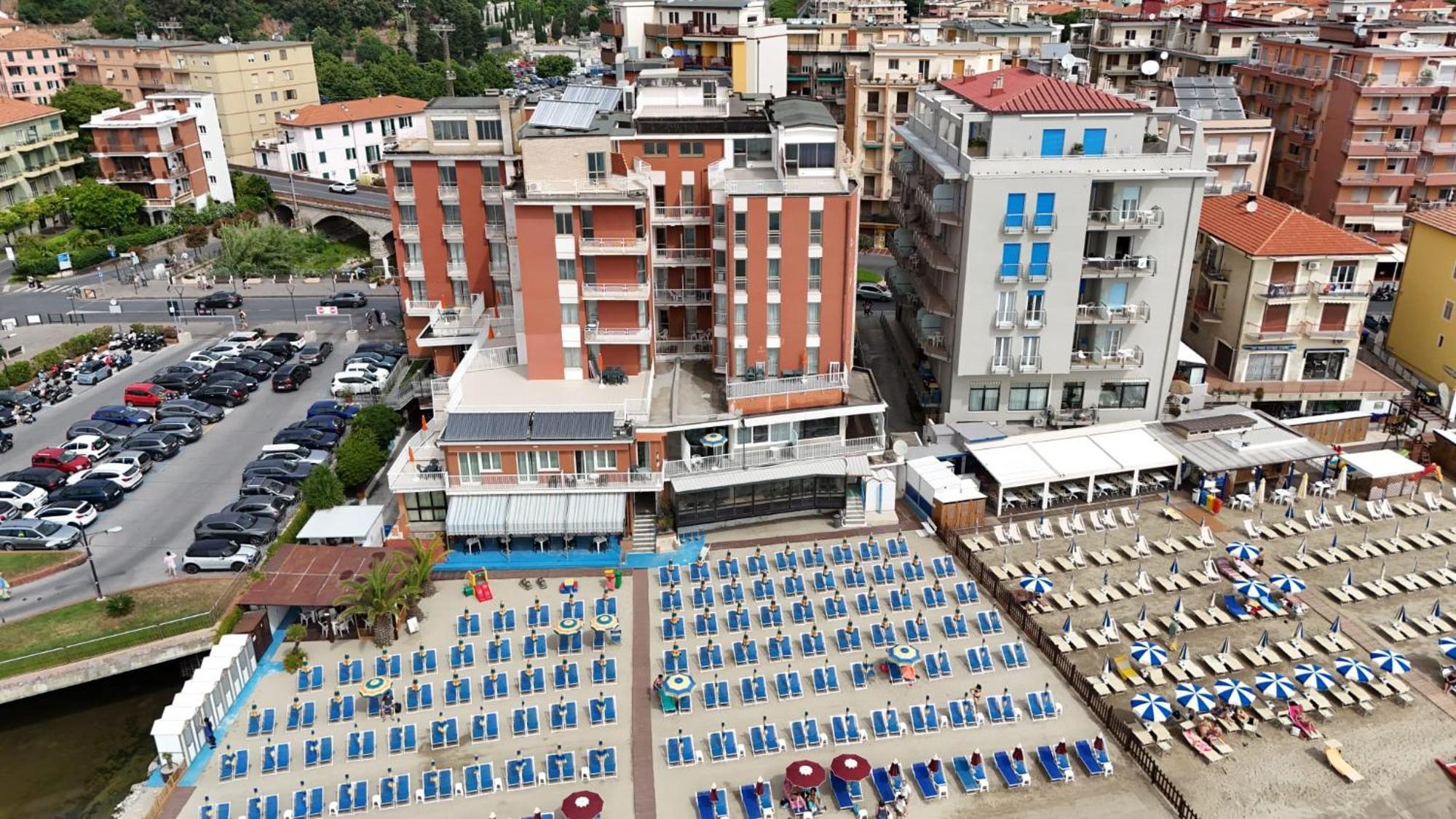 Hotel & Residence Stella Maris Pietra Ligure Bagian luar foto