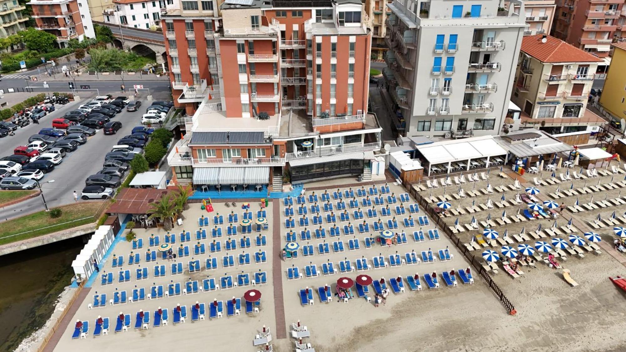 Hotel & Residence Stella Maris Pietra Ligure Bagian luar foto
